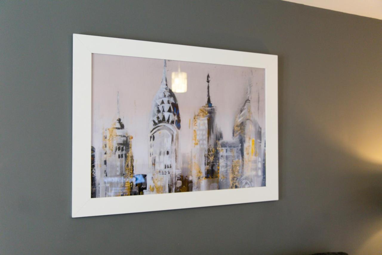 Velvet 1-Bedroom Apartment, Clockhouse, 호데스던 외부 사진